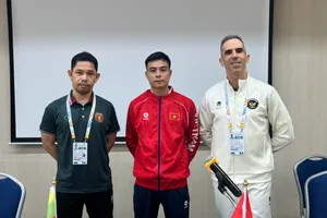 HLV Nguyễn Đình Hoàng (giữa) cùng HLV hai đội tuyển futsal nữ Indonesia và Myanmar tại buổi họp báo.