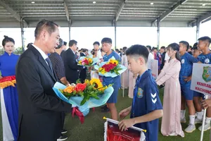 Ông Nguyễn Hoàn Vũ - Tổng Giám đốc Becamex Group trao hoa chúc mừng các đội tham dự giải.