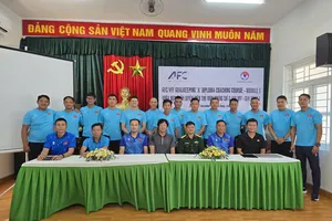 Các học viên chụp hình lưu niệm cùng Ban tổ chức lớp học.