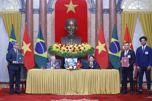 Chủ tịch nước Lương Cường và Tổng thống Luiz Inácio Lula da Silva chứng kiến lễ trao văn kiện hợp tác giữa VFF và LĐBĐ Brazil. Ảnh: Lâm Khánh/TTXVN