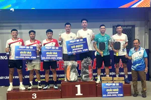 Ban tổ chức trao thưởng cho các VĐV đoạt giải.