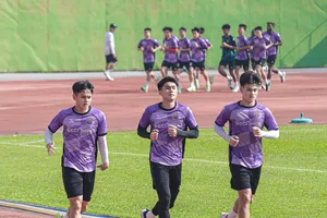 Hồ Tấn Tài (bìa phải) đã sẵn sàng để trở lại sân cỏ sau 1 năm điều trị chấn thương.