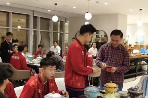 Ông Trần Anh Tú đến chúc mừng năm mới và trao bao lì xì đến từng thành viên đội U23 Việt Nam.