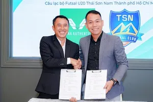 Ông Nguyễn Bảo Trung (bên trái) và ông Trần Ngọc Việt trong lễ ký hợp đồng vào ngày 2-1.