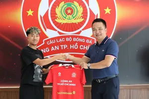 Lãnh đạo CLB Công an TPHCM trao áo thi đấu cho Đăng Khoa tại lễ ký hợp đồng sáng 4-1. Ảnh: ĐÌNH VIÊN
