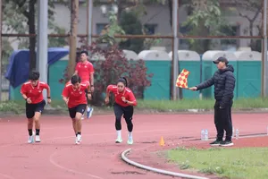 Các trọng tài nữ tiến hành kiểm tra thể lực