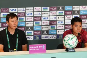 Hiểu Minh cùng HLV Kim Sang-sik tham dự họp báo sau trận đấu. Ảnh: TED TRẦN