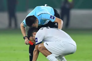 Kyrgyzstan sớm bất lợi về người khi Sharshenbekov lãnh thẻ đỏ vào phút 34. Ảnh: AFC