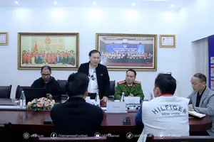 Tổng thư ký VFF Nguyễn Văn Phú (bài phải) chủ trì buổi làm việc.