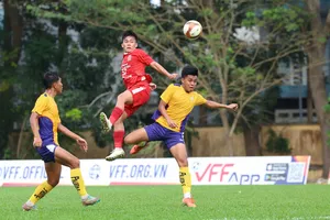 U19 Công an TPHCM (áo đỏ) đã sớm giành vé vào VCK trước lượt trận cuối.