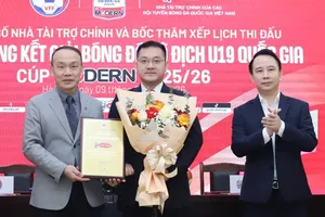 Tổng thư ký VFF Nguyễn Văn Phú trao hoa và kỷ niệm chương đến đại diện nhà tài trợ Acecook Việt Nam tại buổi họp báo.