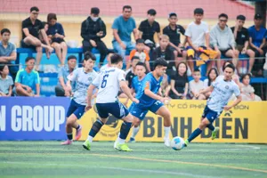 Nông Cống FC (áo xanh) giành Cúp vô địch mùa giải 2025-2026.