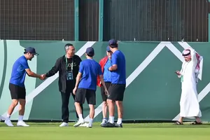 Chủ tịch VFF Trần Quốc Tuấn đến sân tập của U23 Việt Nam vào chiều 11-1 để động viên toàn đội.