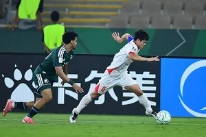 Tốc độ của Văn Khang đem lại những "miếng đánh" đầy uy lực từ hai biên. Ảnh: TED TRẦN