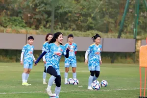 Thanh Nhã cùng các đồng đội trên sân tập ngày 14-1