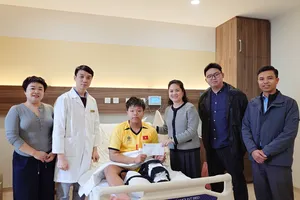 Bà Nguyễn Thanh Hà (thứ 3 từ trái sang) thay mặt lãnh đạo VFF đến thăm cầu thủ Đoàn Tuấn Phong tại bệnh viện sau khi phẫu thuật thành công.