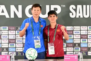 HLV Kim Sang-sik cùng thủ quân Khuất Văn Khang tại buổi họp báo.