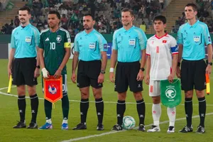 Trọng tài Alexander George King (thứ ba từ trái sang). Ảnh: TED TRẦN