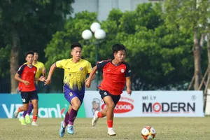 Đội TPHCM (áo đỏ) giành vé cuối cùng vào vòng Tứ kết.