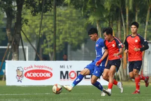 Đội TPHCM (áo đỏ) để thua 2-4 trước PVF.