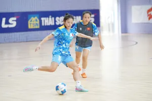 Các tuyển thủ futsal nữ Việt Nam trên sân tập ngày 19-1