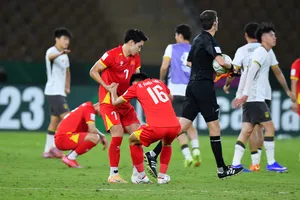 Đình Bắc đến động viên đồng đội sau trận đấu. Ảnh: AFC