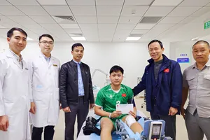 Ông Nguyễn Minh Châu thăm hỏi thủ môn Nguyễn Văn Lực sau ca phẫu thuật.