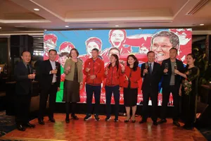 Đại diện Đại sứ quán Australia cùng lãnh đạo VFF, HLV Mai Đức Chung và thủ quân Huỳnh Như tại buổi tiệc.