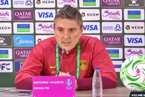 HLV Puche của U23 Trung Quốc. Ảnh: AFC