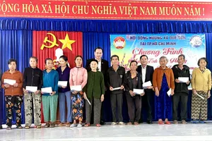 Những phần quà Tết ấm áp được gởi đến các gia đình có hoàn cảnh khó khăn khăn tại chương trình.