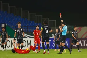 Đình Bắc trở thành điểm nhấn ở trận tranh hạng ba với 1 pha kiến tạo, 1 bàn thắng và 1 tấm thẻ đỏ. Ảnh: TED TRẦN