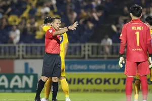 Trọng tài Malaysia Joffri Bin Ali (trái). Ảnh: VPF