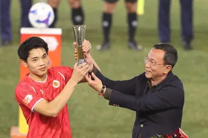 Chủ tịch VFF Trần Quốc Tuấn trao Giải Vua phá lưới VCK U23 châu Á 2026 cho Nguyễn Đình Bắc.