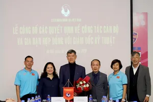 Ông Koshida Takeshi cùng lãnh đạo VFF và các cộng sự tại lễ ký gia hạn hợp đồng vào sáng 2-2.