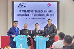 HLV Nguyễn Thế Anh (bìa trái) và Đặng Đình Đức (bìa phải) trực tiếp đứng lớp tại khóa học lần này.