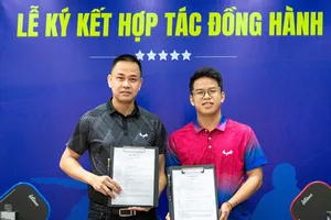 Tay vợt Nguyễn Hùng Anh tại lễ ký hợp đồng với Zocker.