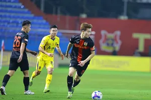 Hoàng Đức cùng các đồng đội hướng mục tiêu giành 3 điểm trong cuộc so tài cùng HA.GL. Ảnh: VPF