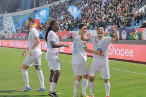 Văn Vĩ lập công ở bàn mở tỷ số cho đội chủ nhà. Ảnh: QUANG DƯƠNG