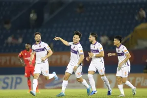 Tấn Tài thực hiện "siêu phẩm" ở bàn mở tỷ số cho đội chủ nhà vào phút 18. Ảnh: DŨNG PHƯƠNG