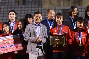 Phó Chủ tịch VFF Trần Anh Tú trao giải Nhất cho đội Phong Phú Hà Nam.