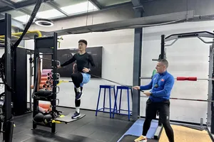 Các cầu thủ tập ở phòng Gym dưới sự hướng dẫn của trợ lý HLV chuyên trách thể lực.