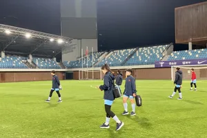 Các cầu thủ đi bộ làm quen sân sẽ so tài cùng đội tuyển nữ Trung Quốc vào ngày 10-2.