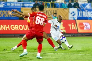 Percy Tau có trận đấu năng nổ trên hàng công đội chủ nhà. Ảnh: QUANG DƯƠNG