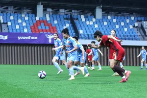 Bích Thùy đi bóng trước sự bám sát của hậu vệ đội tuyển nữ Trung Quốc.