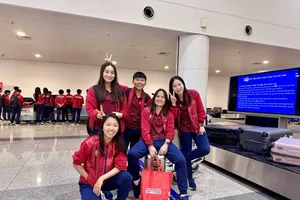 Các nữ tuyển thủ tại sân bay Nội Bài vào chiều 14-2.