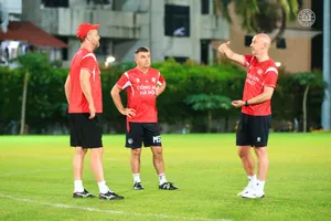 HLV Polking cùng các cộng sự đã mắc lỗi dẫn đến việc bị xử thua ở trận lượt đi. Ảnh: CAHN FC