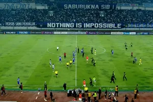 Cầu thủ CLB Ratchaburi (áo cam) và trọng tài nhanh chóng chạy vào khu vực an toàn khi rất đông cổ động viên đội chủ nhà tràn xuống sân sau trận đấu. Ảnh; AFC