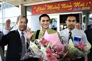 Giám đốc Kỹ thuật Nguyễn Văn Vinh ra sân bay Pleiku đón Kiatisak và Chukiet trong ngày đầu bộ đôi này gia nhập CLB HA.GL. Ảnh: BẠCH DƯƠNG