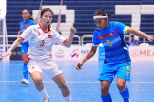 Thu Xuân nỗ lực ngăn chận pha tấn công của cầu thủ Philippines. Ảnh: FAT