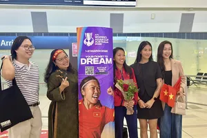 Huỳnh Như chụp ảnh lưu niệm cùng người hâm mộ khi đội tuyển đặt chân đến Perth.